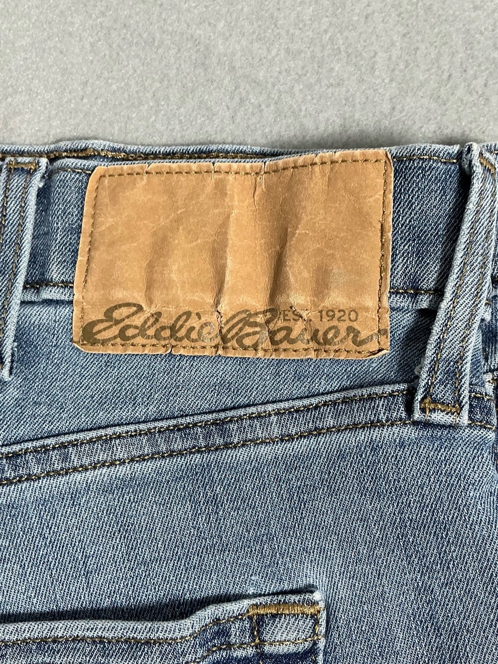 Eddie Bauer Menβs 40x32 Light Wash Straight Leg Jeans Classic Denim - Picture 6 of 11